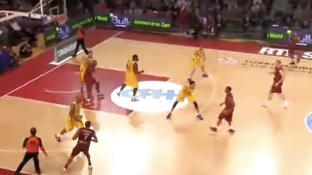 球星关键球命中后转身太霸气（球星命中关键一投后回身尽显霸气）