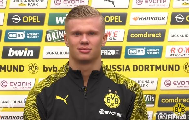 躺着进球，热那亚前锋科隆博在倒地情况下一脚完成破门（倒地卧射破门，热那亚前锋科隆博一脚建功）